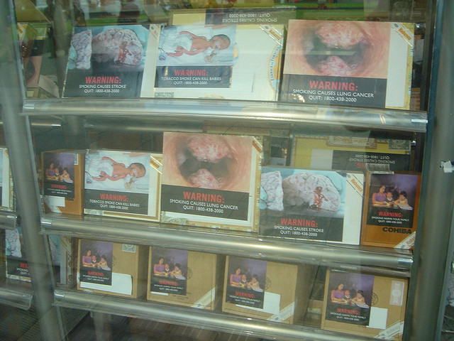 シンガポール、販売店でのたばこ製品の陳列を禁止