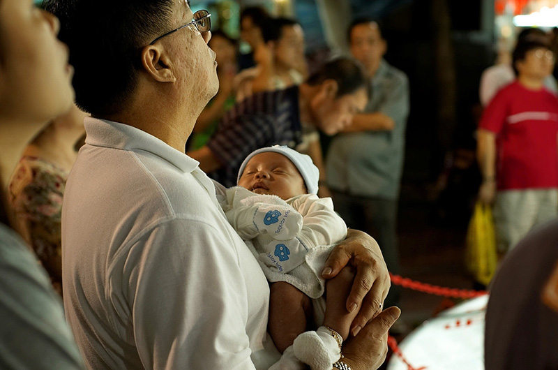シンガポールも少子化対策、リー・シェンロン首相が出生数増加を奨励