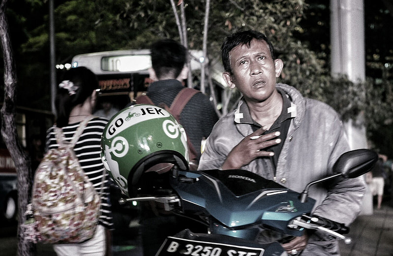 バイクタクシーGO-JEK運転手、新給与体制に抗議