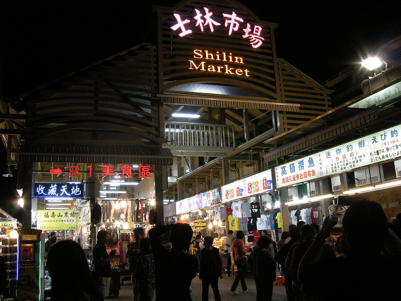 台湾の士林夜市が外国人観光客向けサービス強化、無料WiFiや充電