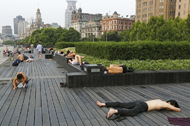中国は記録的猛暑　屋外で寝そべる人が続出
