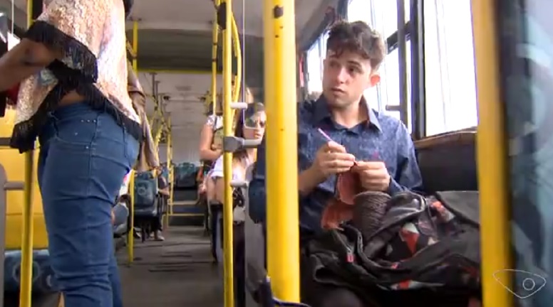 ブラジルの編み物男子、通勤バスの名物に。「注文も受けます」