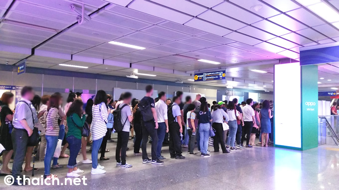 バンコク地下鉄MRTの改札が混雑する理由とは…？