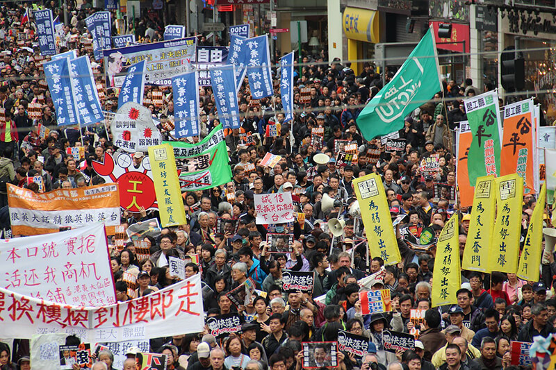 香港：逃亡犯条例問題、集会から警察包囲