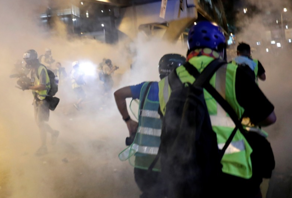 香港でデモ隊を強制排除、議会占拠に警官隊が催涙スプレー
