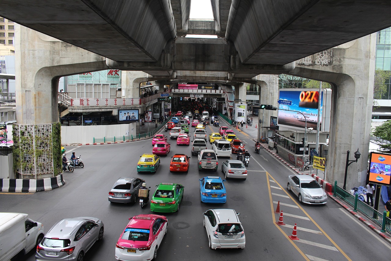 タイ：歩道を走ったバイタクは３年間の資格停止か？会議で提案される