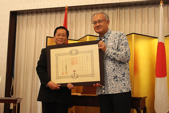インドネシア：「日本人は熱心に働く」　プルサダ第一副会長に勲章授与
