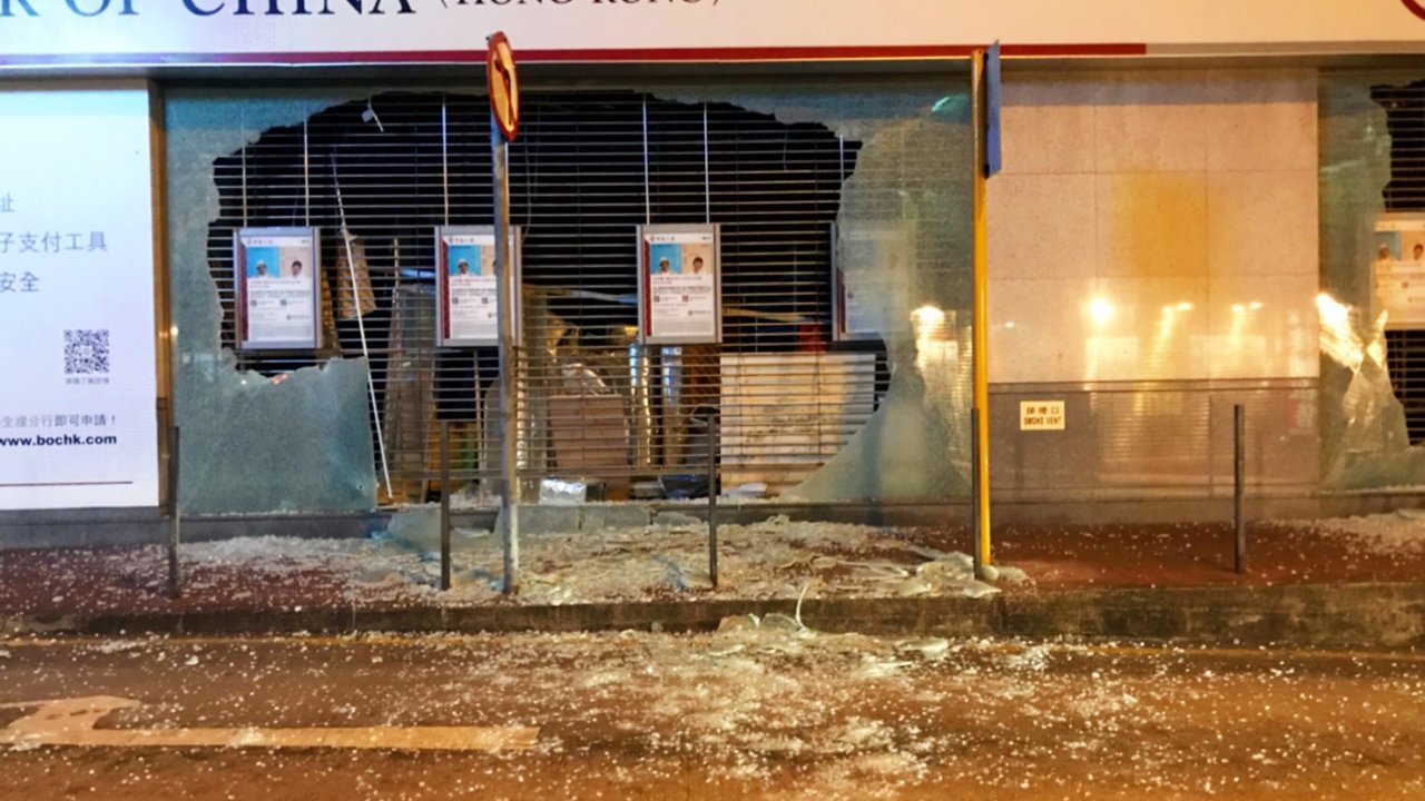 香港：破壊された銀行施設は短期中に修復