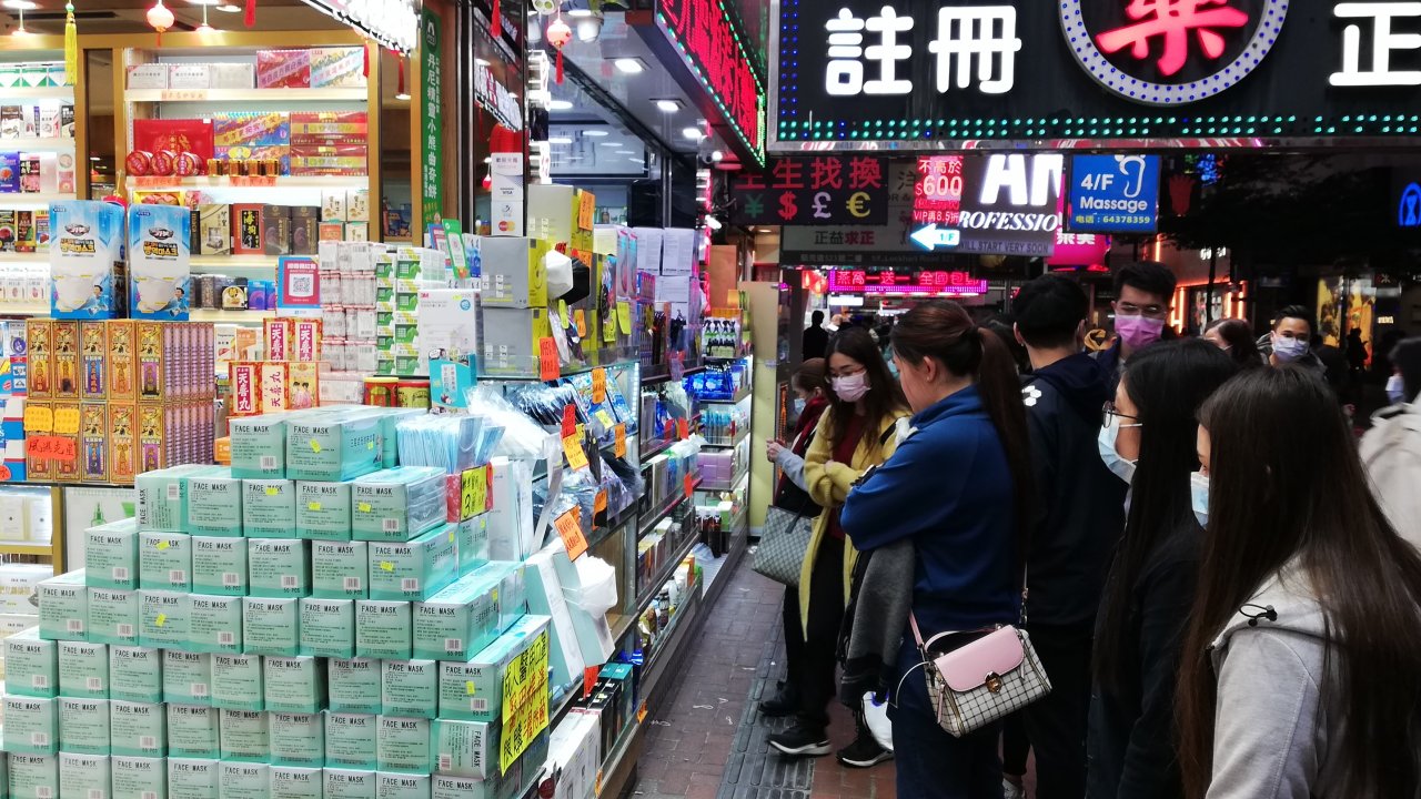 香港：コロナウイルスの検査殺到で限界に
