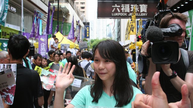 香港：周庭氏が罪認める、黄之鋒氏は否認
