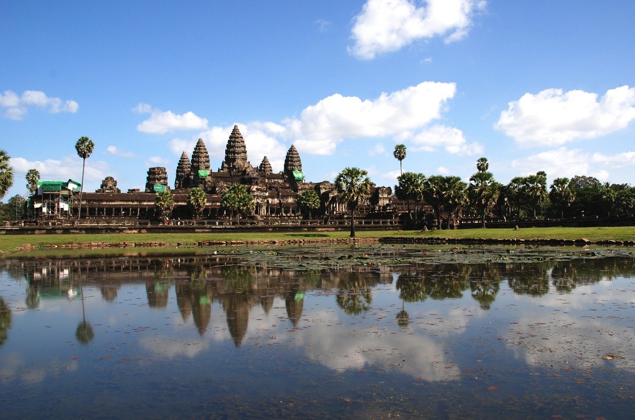 カンボジア：アパレルや観光業で解雇された5000人以上の労働者に給与を支給