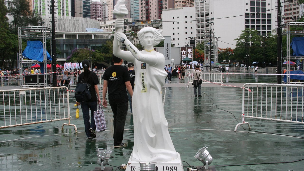 香港：大学の天安門事件追悼オブジェ撤去