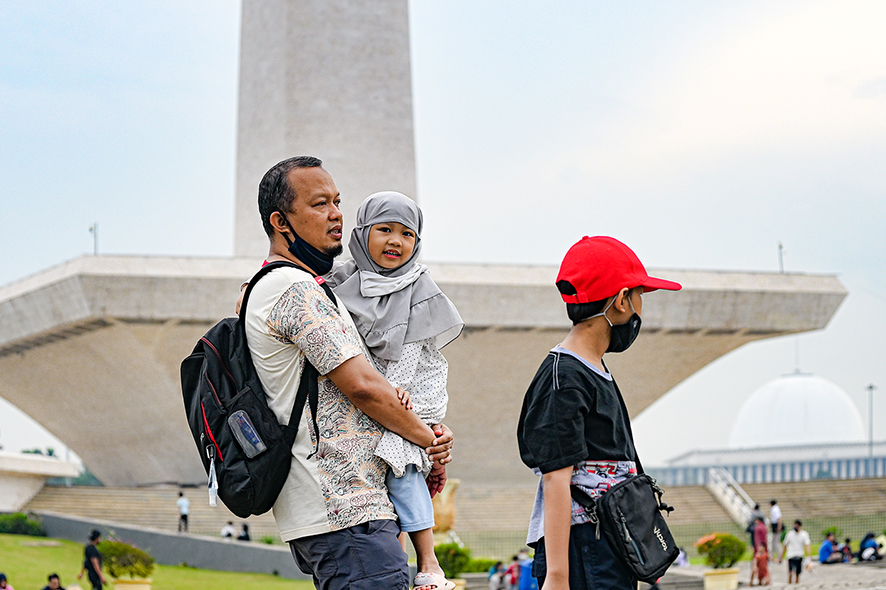インドネシア：開放後初の日曜日　家族連れらで賑わう　モナスに約３万人